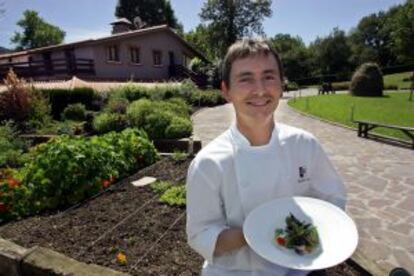 Andoni Luis Aduriz muestra algunas de las hierbas y flores de su huerta al poco de abrir Mugaritz.