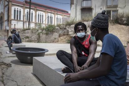 El Moustapha i el Mourtada, del Senegal, conversen davant de la Casa de la Fusta.