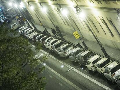 El carril bus lleno de coches en la calle de Guillem de Castro de Valencia. 