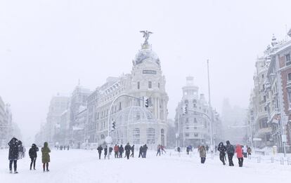 La capital de España se quedó aislada en enero por la fuerza de una borrasca histórica. La nevada superó las peores previsiones. Hubo que cerrar los colegios, 1,7 millones de árboles quedaron afectados y las calles se convirtieron en una pista de esquí. Esta imagen de la Gran Vía es del 9 de enero.