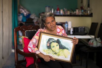Rosa Hernandez sostiene una foto de su hija Rosaura el 16 de marzo de 2021 en Santo Domingo.