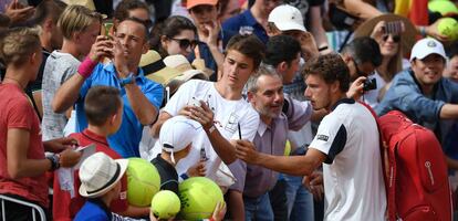 Carreño firma autógrafos a los aficionados franceses tras un partido.