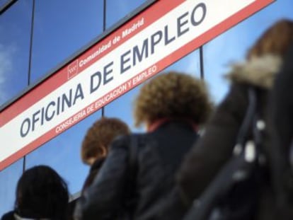 Mujeres en la cola de una oficina de empleo en Madrid.