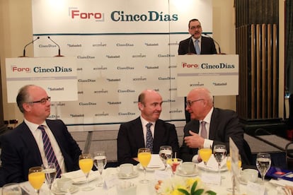 Alberto Zamora, Accenture, Luis de Guindos, ministro de Economía y Josep Oliu, presidente del Banco Sabadell