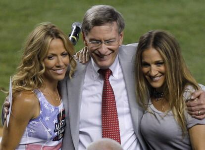 Sheryl Crow y Sarah Jessica Parker han acudido al estadio de los Yankees a ver el béisbol. Han presentado la ceremonia previa y, luego, la cantante ha entonado el himno estadounidense junto a los espectadores.