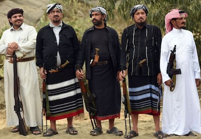 Voluntarios saud&iacute;es de las tribus Fayfa en una reuni&oacute;n tribal en la provincia de Jizan, cerca de la frontera con Yemen.