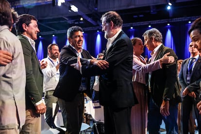 Rajoy saluda a Mazón, este viernes.
