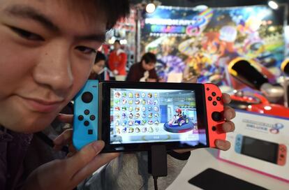 Un visitante posa con la nueva Nintendo Switch con el juego 'Mario Kart 8 Deluxe' durante una muestra de la consola en Tokyo (Japón) organizada por la compañía. Nintendo ha lanzado este viernes su consola de nueva generación.