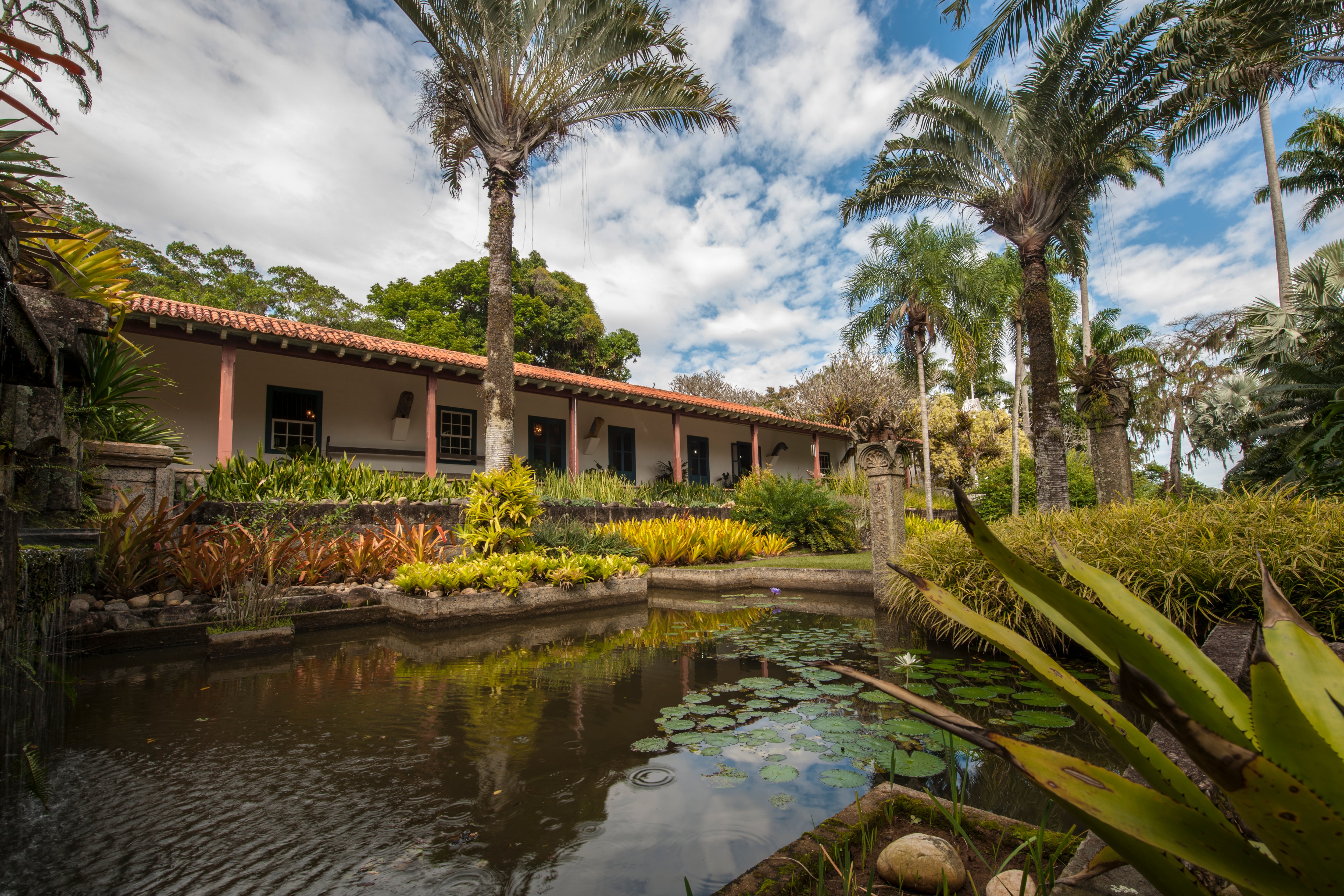 El porche principal de la vivienda, que da a uno de los lagos de la hacienda.