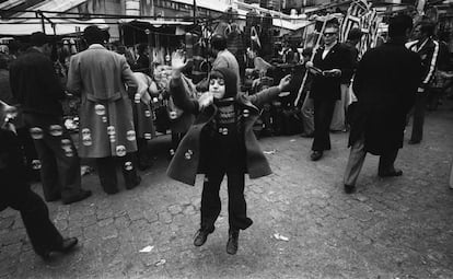 César Lucas (Cantiveros, Ávila, 1941) fue miembro fundador del diario EL PAÍS en 1976 y su primer jefe de Fotografía. Antes ya había trabajado en la agencia Europa Press, el diario Pueblo y creado su propia agencia, Cosmo Press. De 1966 a 1973 trabajó también en las grandes superproducciones de cine que se rodaban en España, fotografiando a estrellas como Katherine Hepburn, Brigitte Bardot, Sean Connery, Raquel Welch, Clint Eastwood o John Lennon. Fotografió al Ché Guevara en Madrid y fue procesado 1980 por la Audiencia de Barcelona por retratar a la cantante Marisol desnuda. En la imagen, un niño vestido con un verdugo y peto de pana caza burbujas de jabón en El Rastro de Madrid.