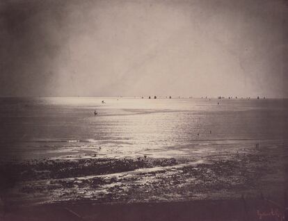 Las imágenes, tomadas por el autor francés entre 1856 y 1857 en las costas de Normandía y en el Mediterráneo, fueron un regalo a Isabel II.