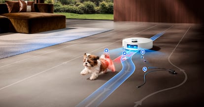 Dreame Aqua20 Pro Ultra Roller X Complete esquivando a un perro.
