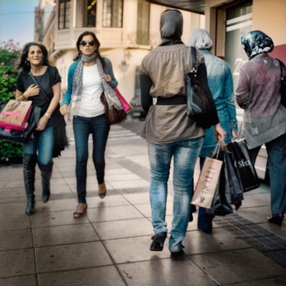 Media mañana en la avenida de Juan Carlos I de Melilla. El corazón comercial de la ciudad y el escenario de sus grandes acontecimientos.