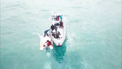 Un presunto grupo de narcos, a bordo de una semirrígida de grandes dimensiones, recibe garrafas de gasolina de un par de supuestos 'petaqueros', en altamar. GUARDIA CIVIL