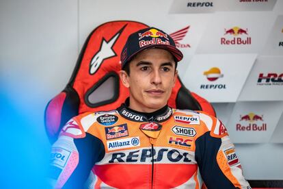 El piloto español Marc Márquez ha sufrido otro episodio de visión doble como consecuencia de la fuerte caída que tuvo el pasado domingo durante el calentamiento del Gran Premio de Indonesia, que le impidió participar en el mismo, según confirmó su equipo. Tras los primeros exámenes médicos hechos en Indonesia que descartaron lesiones graves, Márquez empezó a presentar molestias en su visión durante el viaje de vuelta a España, por lo que acudió al hospital Clínic de Barcelona, donde el oftalmólogo Bernat Sánchez Dalmau confirmó una recaída en la diplopía que el piloto sufrió el pasado mes de noviembre y anteriormente en 2011.