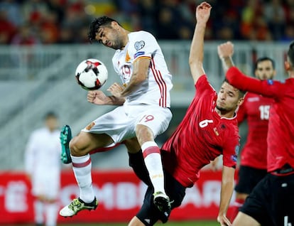 Berat Xhimshiti y Diego Costa luchan por la pelota.