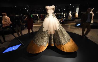 Uno de los vestidos de la exposición dedicada a Charles James en el Metropolitan Museum of Art (MET) en Nueva York.