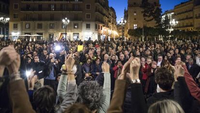 De espaldas y en la plaza de la Virgen de Valencia, miembros de la asociación de víctimas del metro alzan los brazos y se despiden de los que les han apoyado durante los 13 años transcurridos desde el accidente. 