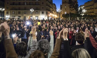 De espaldas y en la plaza de la Virgen de Valencia, miembros de la asociación de víctimas del metro alzan los brazos y se despiden de los que les han apoyado durante los 13 años transcurridos desde el accidente. 