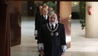 Pérez de los Cobos, amb altres magistrats, abans d'iniciar-se l'acte de comiat.