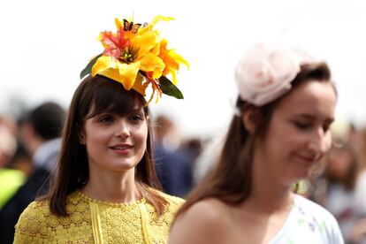 Las flores abundaron en las cabezas de las damas.