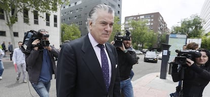 El extesorero del PP Luis Bárcenas junto a los Juzgados de Plaza de Castilla, en Madrid, el pasado mes de mayo.