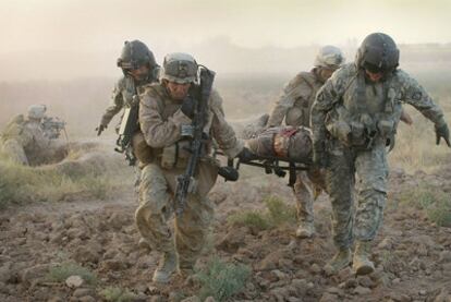 Cuatro soldados estadounidenses transportan a un compañero herido para ser evacuado en helicóptero, en una zona cercana a Marja, Afganistán. El marine moriría más tarde.