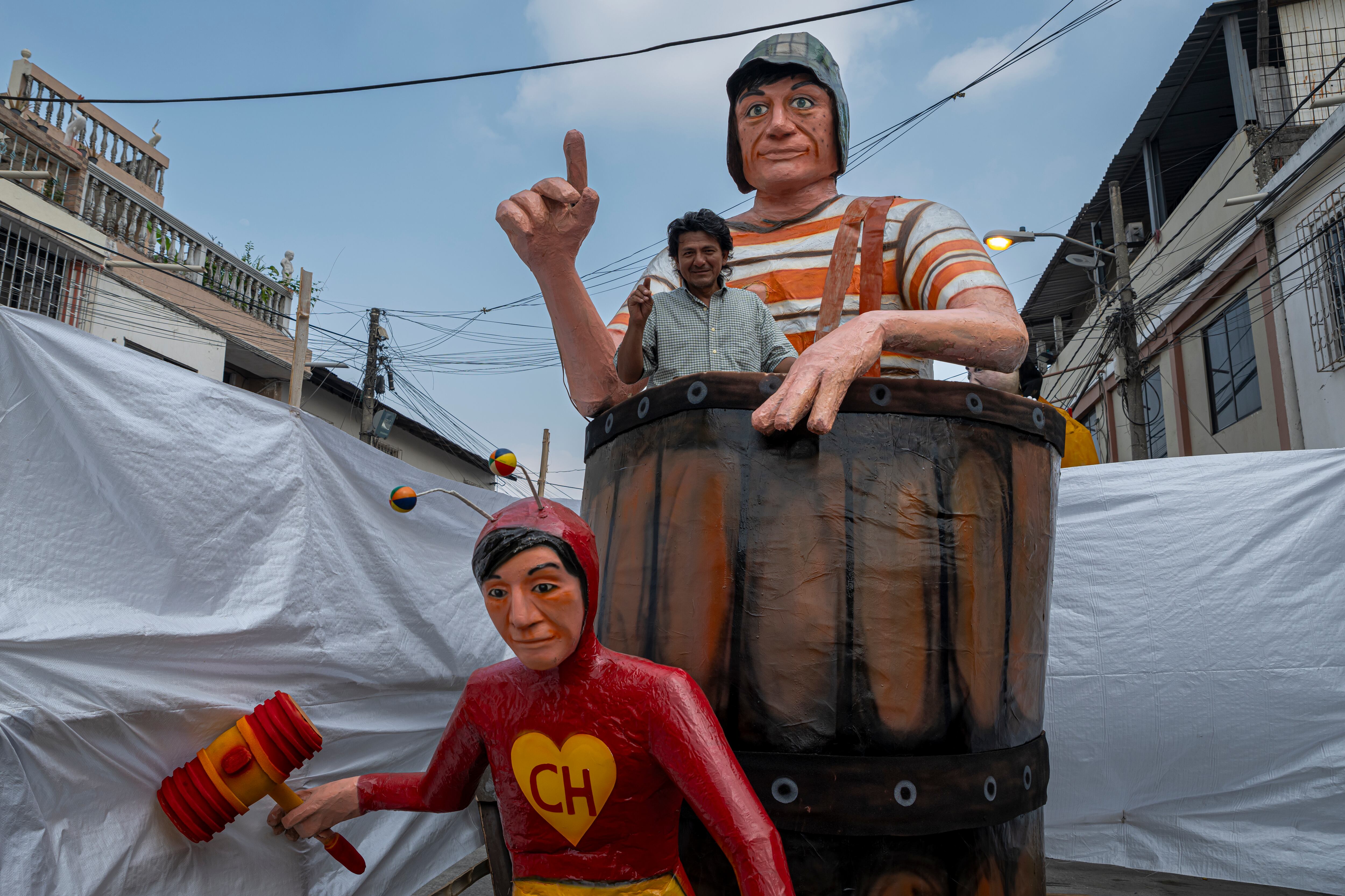 Carlos Zavala, artesano que recreó a los personajes del Chavo del 8 y el Chapulín Colorado.