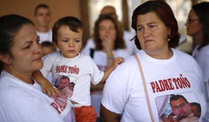 Carmen, la madre del padre To&ntilde;o (derecha), junto a su hermana Marisa y uno de los sobrinos del sacerdote, en Daimiel. 