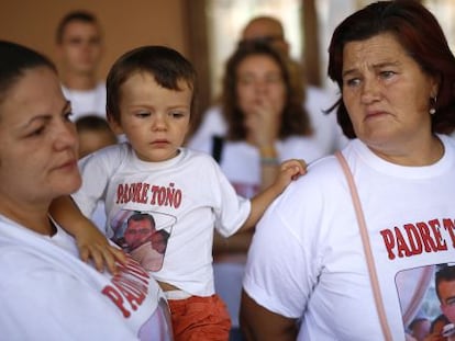 Carmen, la madre del padre To&ntilde;o (derecha), junto a su hermana Marisa y uno de los sobrinos del sacerdote, en Daimiel. 