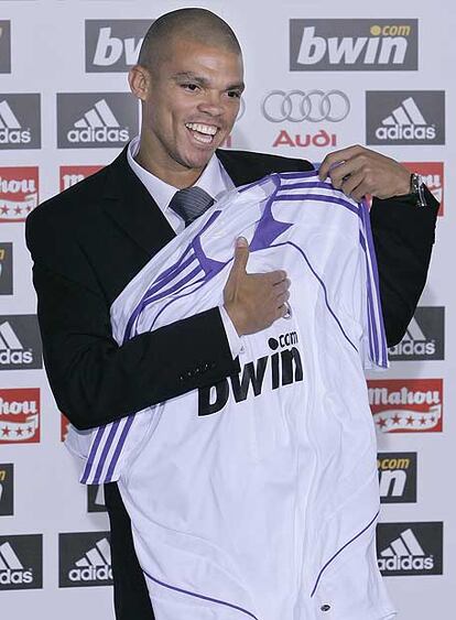 Pepe, en su presentación como jugador del Real Madrid.