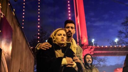 Una pareja, junto al club Reina de Estambul, tres d&iacute;as despu&eacute;s del atentado que caus&oacute; la muerte a 39 personas.
