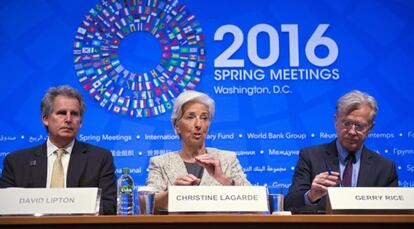 La directora gerente del Fondo Monetario Internacional (FMI), Christine Lagarde, junto al "número dos" de la institución, estadounidense David Lipton (i), y al portavoz del FMI, Gerry Rice.