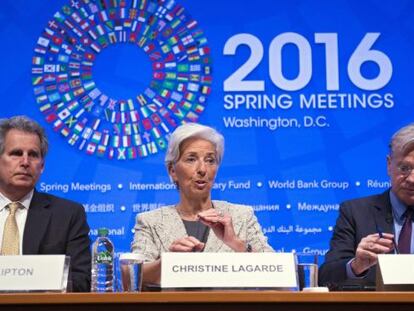La directora gerente del Fondo Monetario Internacional (FMI), Christine Lagarde, junto al "número dos" de la institución, estadounidense David Lipton (i), y al portavoz del FMI, Gerry Rice.