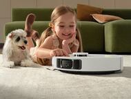 Robot aspirador Dreame L10s Ultra Gen 3 con una mascota