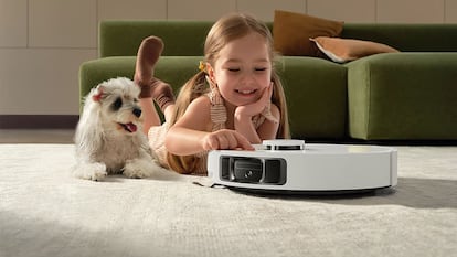 Mascota, niña y el robot Dreame L10s Ultra Gen 3