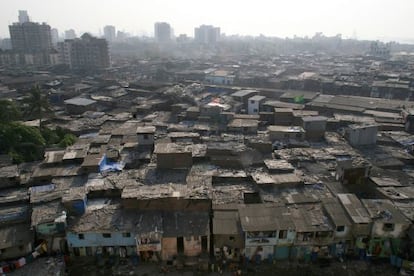 El asentamiento Dharavi tiene un millón de habitantes y ocupa una de las tierras más cotizadas, en pleno centro financiero de Bombay.