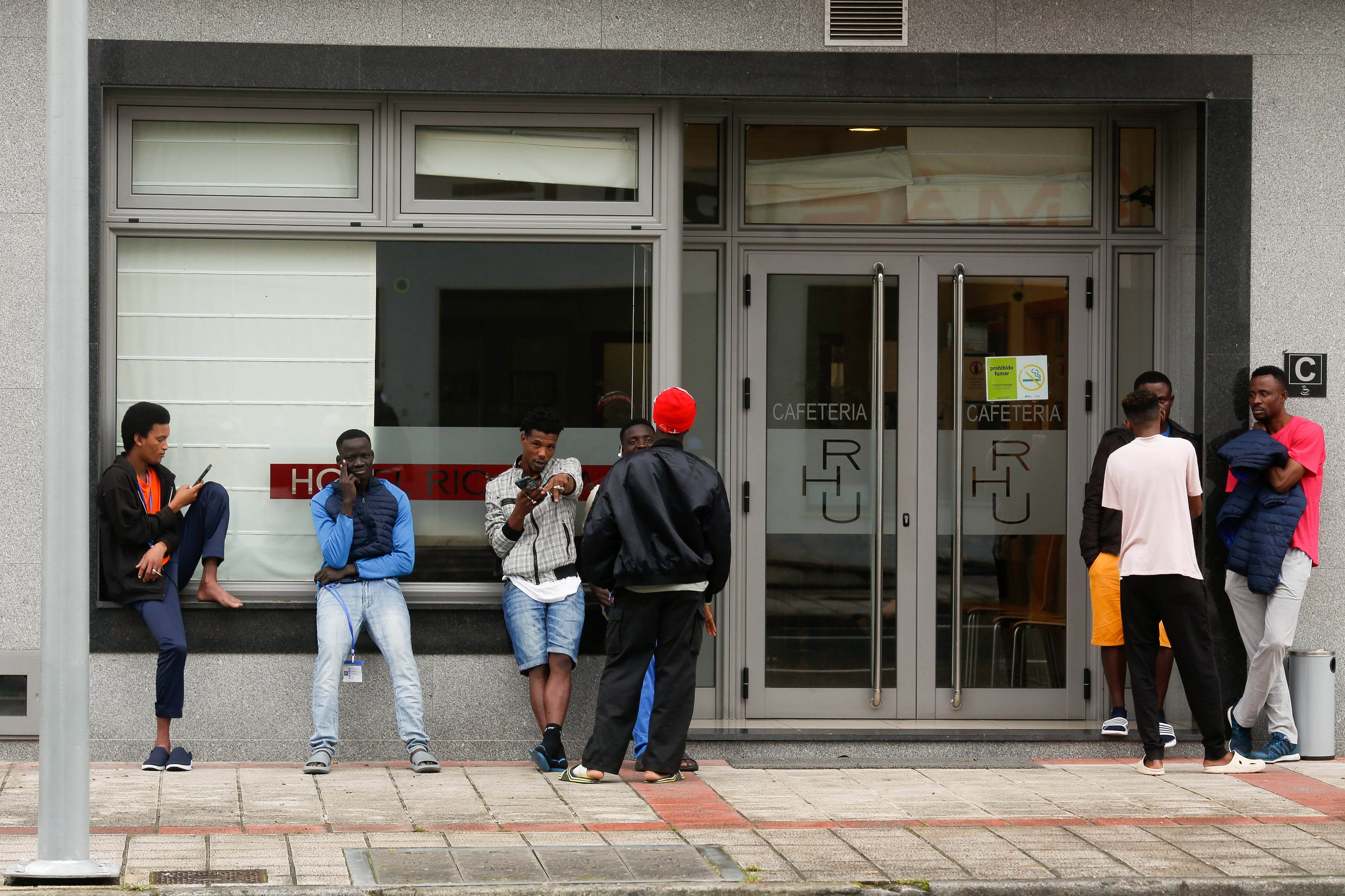 Varios de los nuevos vecinos de Monterroso, a las puertas del hotel donde están alojados.