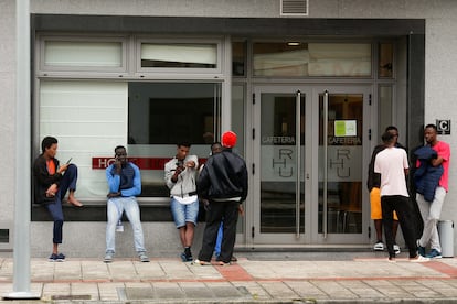 Varios de los nuevos vecinos de Monterroso, a las puertas del hotel donde están alojados.