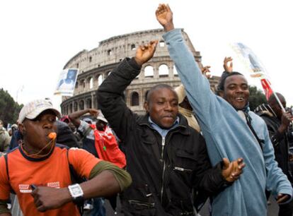 Manifestación de inmigrantes ante el Coliseo de Roma, en 2009.