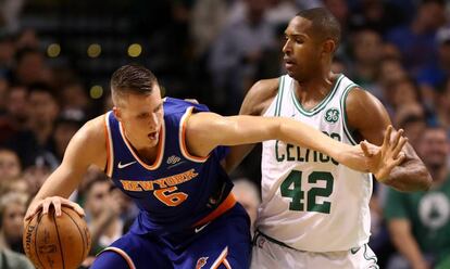 Porzingis, defendido por Horford.