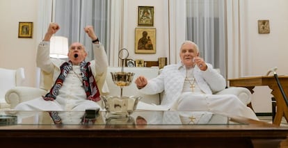 Un fotograma de 'Los dos papas' con Jonathan Pryce y Anthony Hopkins.