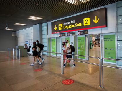 Varios viajeros llegan al aeropuerto Adolfo Suárez Madrid Barajas.