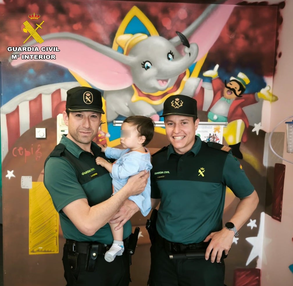 Dos guardias civiles salvan la vida de un bebé en parada cardiorrespiratoria: “Héroes no, nuestra tarea es ayudar” Publicado por Últimas noticias: la última hora de hoy en EL PAÍS