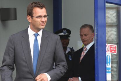 El exdirector de <i>News of the World</i> y antiguo jefe de Comunicación de David Cameron, Andy Coulson, al salir de comisaría.