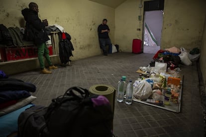 ?pera, La Latina, Tirso de Molina y la Estacin del Arte han sido las estaciones escogidas para refugiar a las personas sin techo. En la imagen, dos personas sin hogar permanecen en el lugar habilitado de la estacin de La Latina.