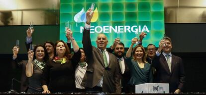 Fotografía cedida por Neoenergía que muestra al presidente de la compañía, Mario Ruiz Tagle (c), a la presidenta adjunta, Solange Ribeiro (i), y el director de Finanzas, Leonardo Gadelha (d), durante la ceremonia de debut de la empresa este lunes en la Bolsa de Sao Paulo.