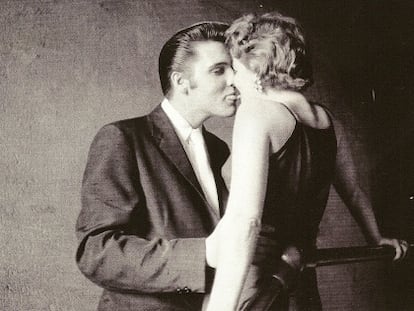 Elvis Presley besa a Barbara Gray en 1956.