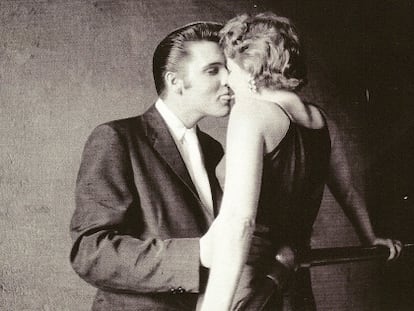 Elvis Presley besa a Barbara Gray en 1956.