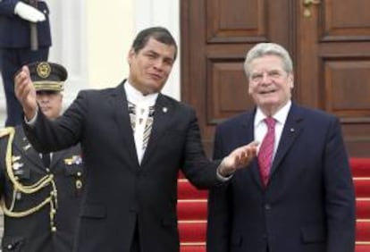 El presidente ecuatoriano, Rafael Correa (izda), conversa con el presidente alemán, Joachim Gauck (dcha), a su llegada al Palacio Bellevue hoy en Berlín (Alemania).